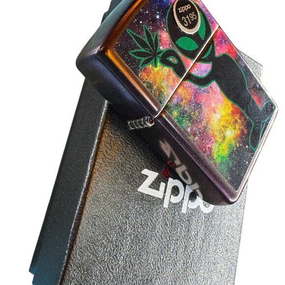 Introducing the Zippo Alien Design Galaxy Print Lighter (Model 49441), a distinc - Picture 4 of 11